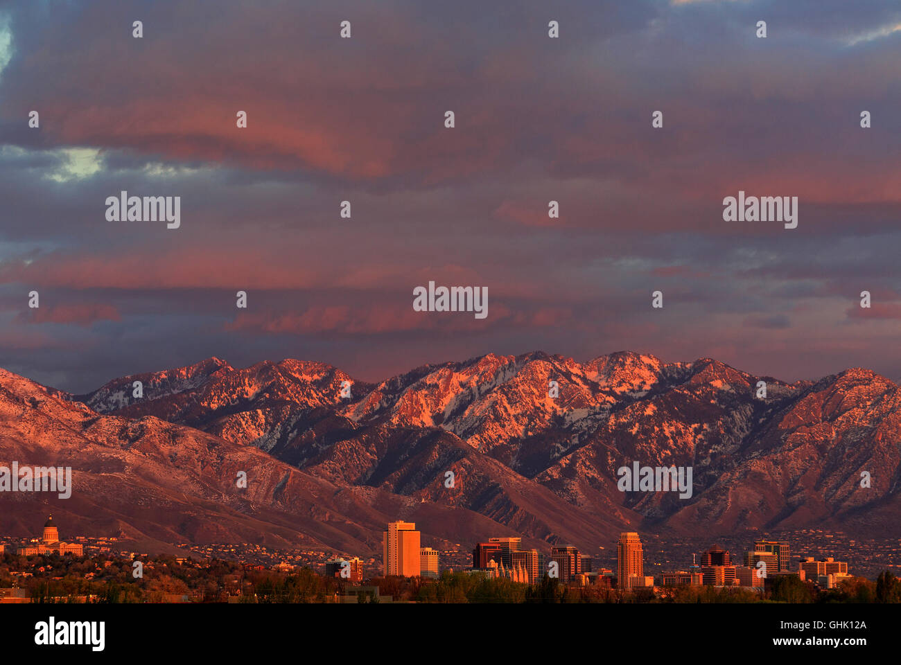 Questa è una vista del centro cittadino di Salt Lake City, Utah skyline con la calda luce del sole al tramonto. Foto Stock