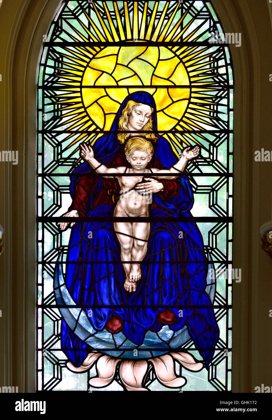 Londra Inghilterra, Regno Unito. Chiesa di San Bartolomeo di meno. Finestra di vetro colorato: Madonna e Bambino (1950: Hugh Easton...) Foto Stock