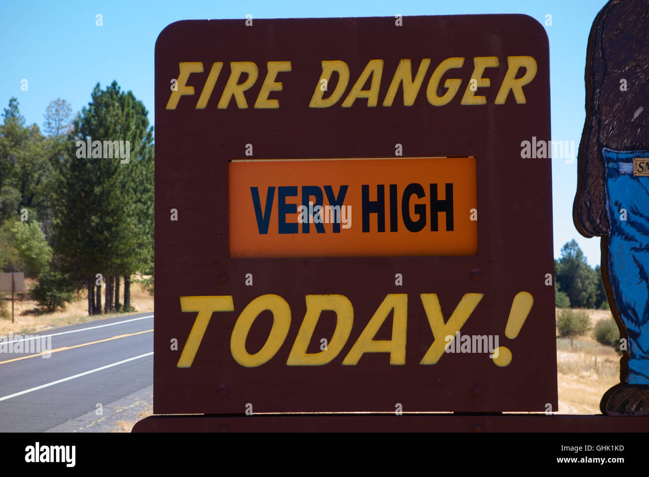 Molto elevato il rischio di incendio segno di avvertimento sul lato della strada con la figura dell'Orso Yogi. Vicino al Parco Nazionale di Yosemite. In California. Stati Uniti d'America Foto Stock