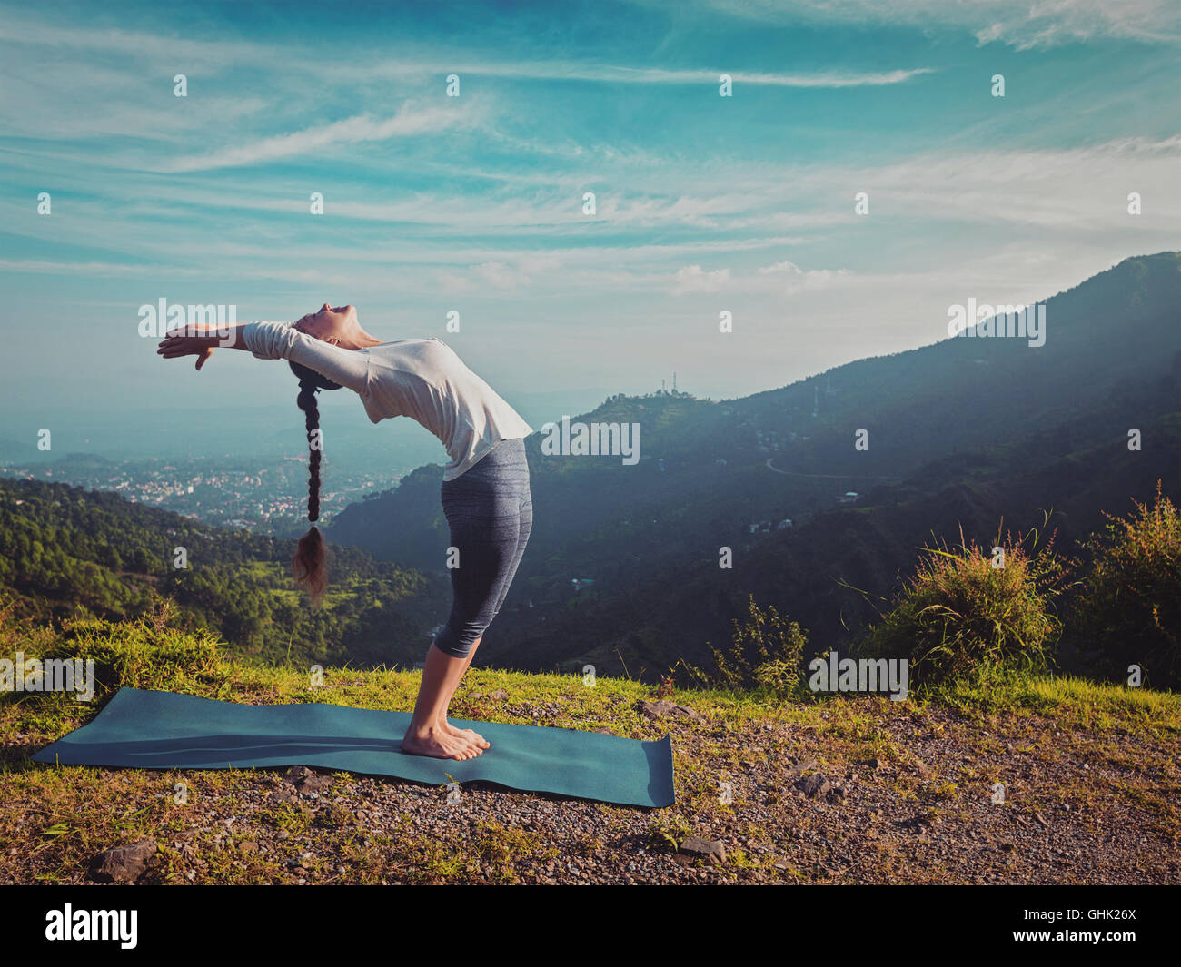 Donna fare yoga Sun salutation Surya Namaskar all'aperto Foto Stock