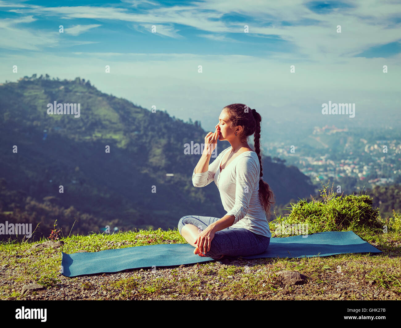 Donna pratiche pranayama in lotus pongono all'aperto Foto Stock