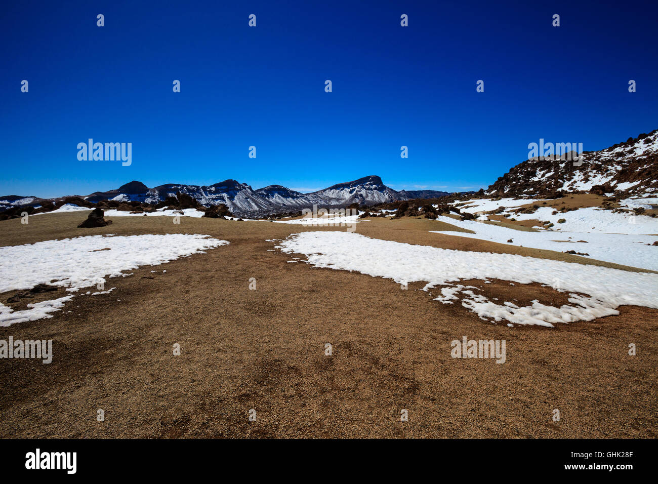 Paesaggio di montagna su isola tropicale Tenerife, Canarie in Spagna. Bella scena su El Teide vulcano innevato. Foto Stock