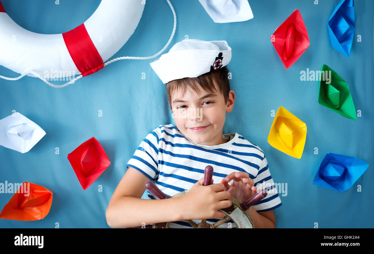 Ragazzo giocando con volante di guida Foto Stock