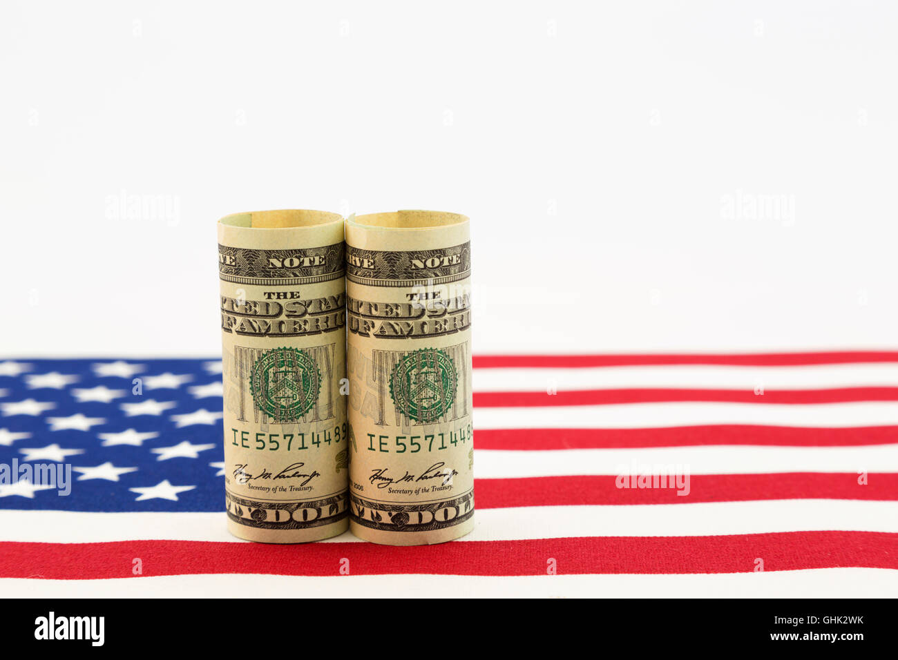Ancora la vita di un paio di dollari sulla bandiera americana. Foto orizzontale con copia spazio. Foto Stock