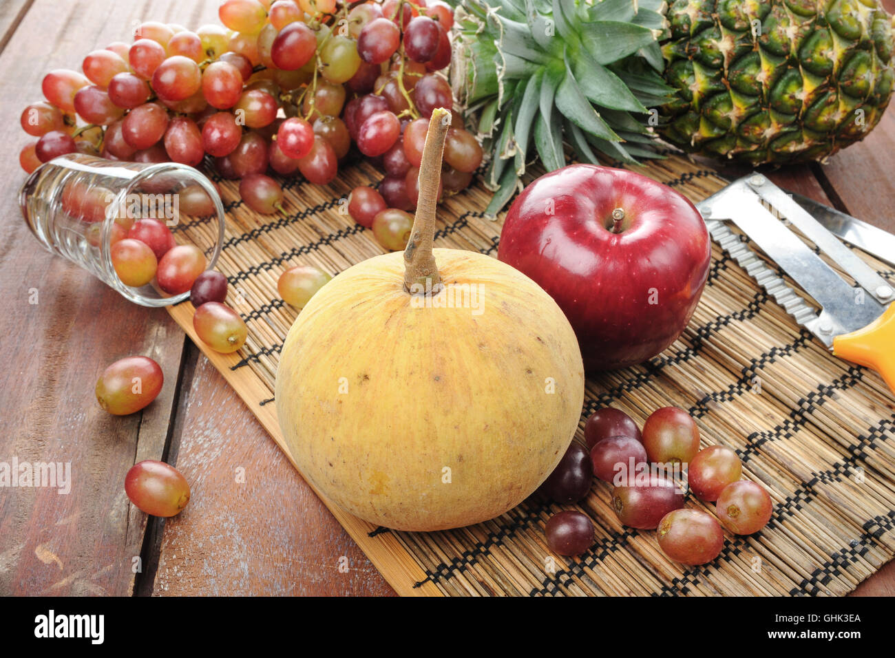 Varietà di frutti su tavola in legno Foto Stock