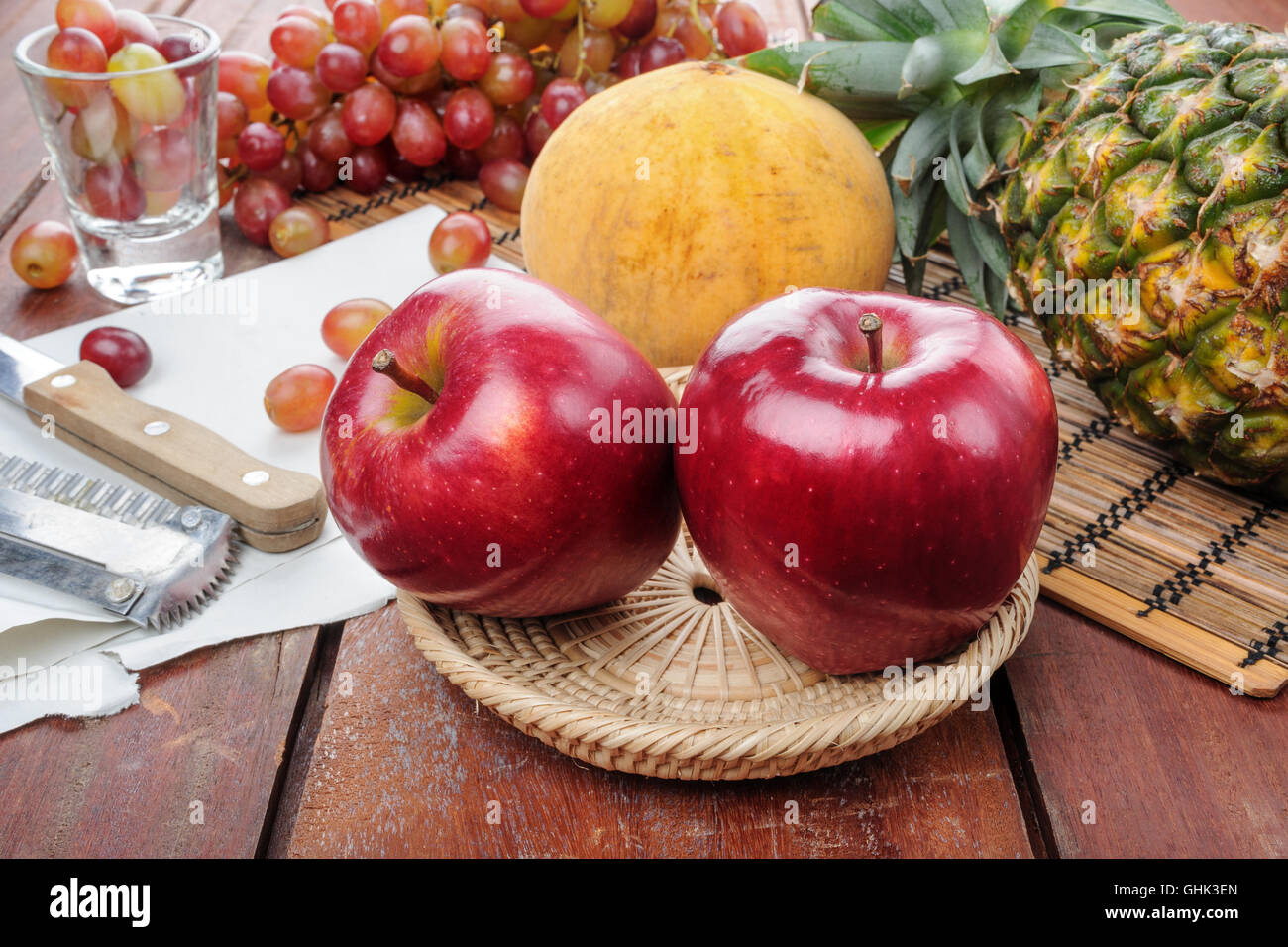 Varietà di frutti su tavola in legno Foto Stock