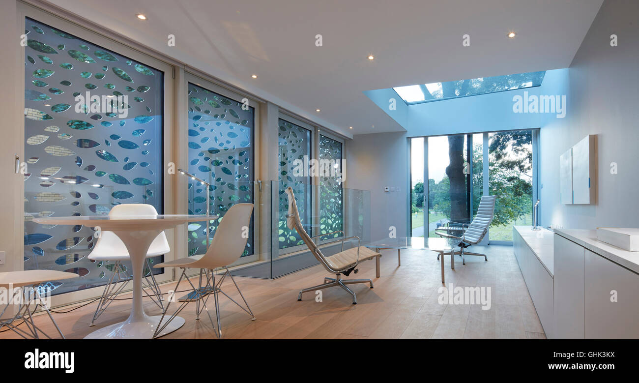 Area soggiorno con a piena altezza finestra verso park. Casa di Brixton, Londra, Regno Unito. Architetto: Horden Cherry Lee Architects Ltd, 2016. Foto Stock