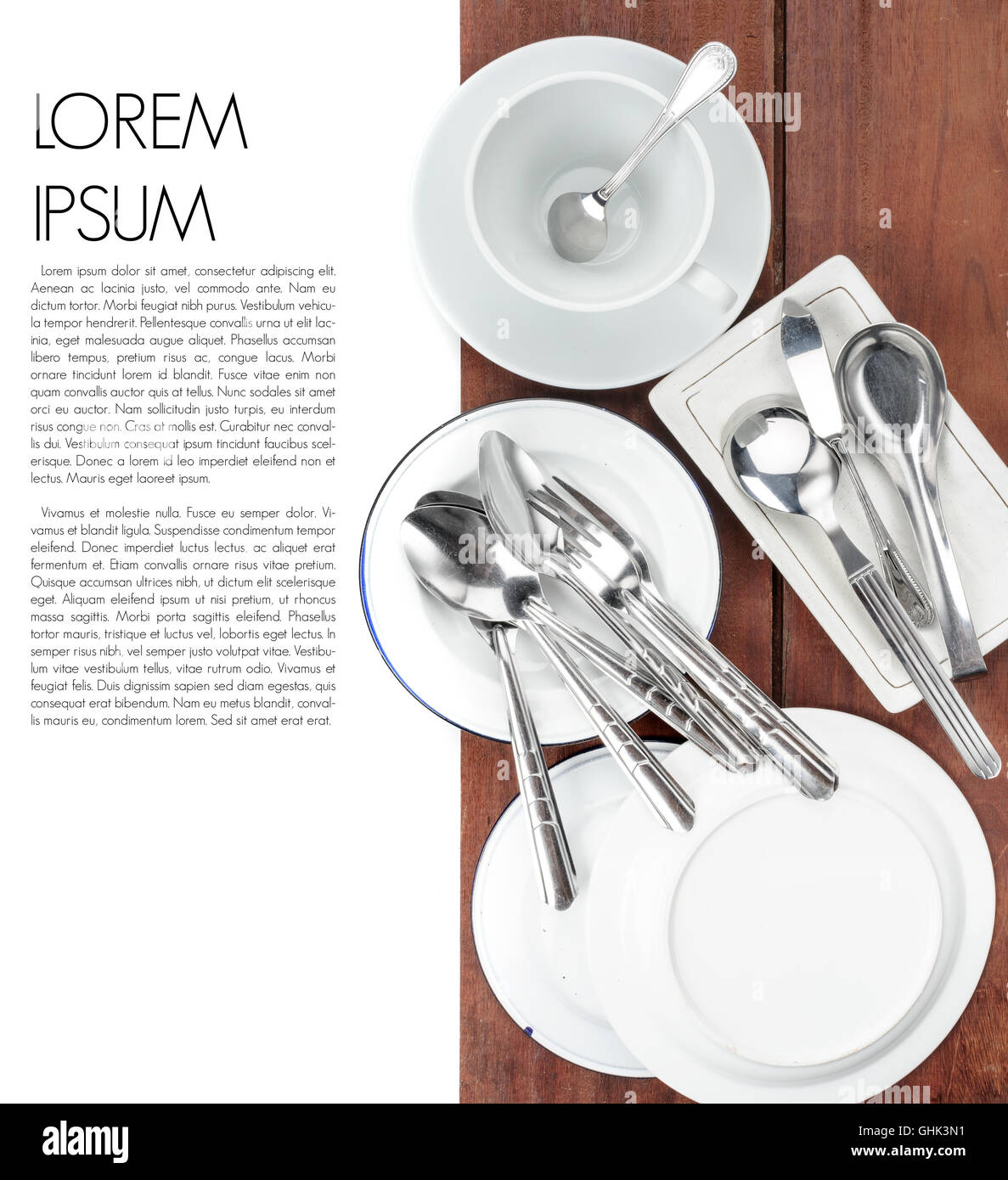 Forchette cucchiai e le piastre bianche sul tavolato in legno sfondo Foto Stock