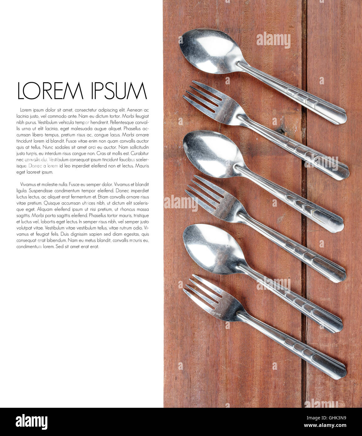 Forchette e cucchiai sul tavolato in legno sfondo Foto Stock