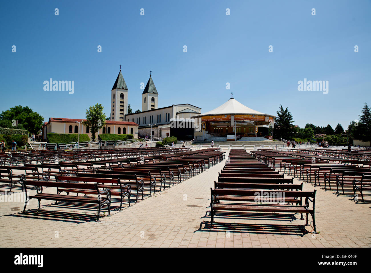Di MEDUGORJE, BOSNIA ERZEGOVINA - 4 Luglio 2016: Banchi e altare dietro la chiesa parrocchiale di San Giacomo, il santuario di Nostra Lad Foto Stock
