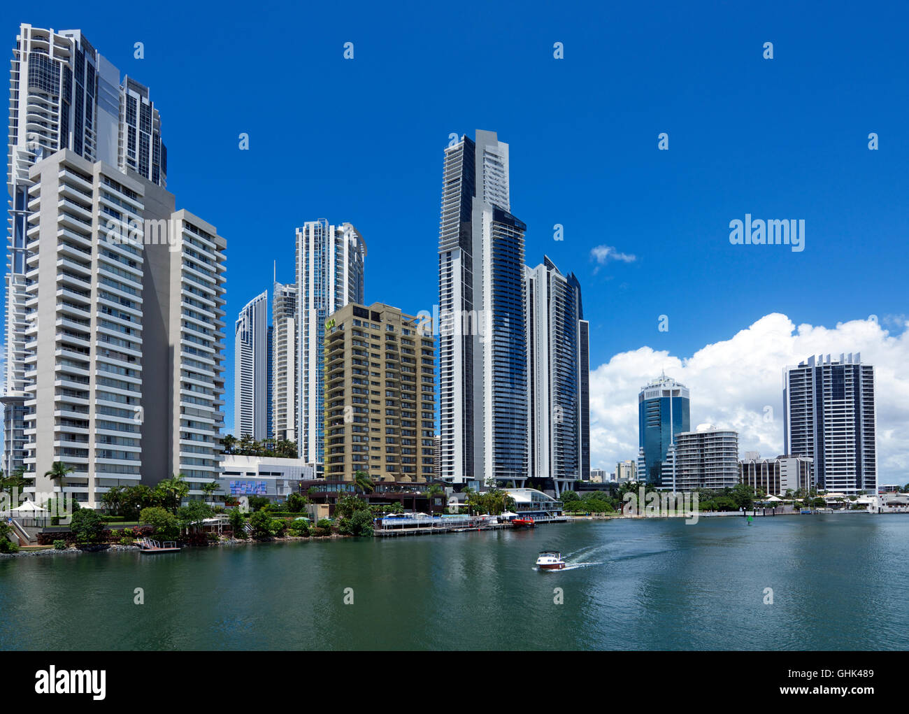 Alti edifici moderni Fiume Nerang Surfers Paradise Gold Coast di Queensland in Australia Foto Stock