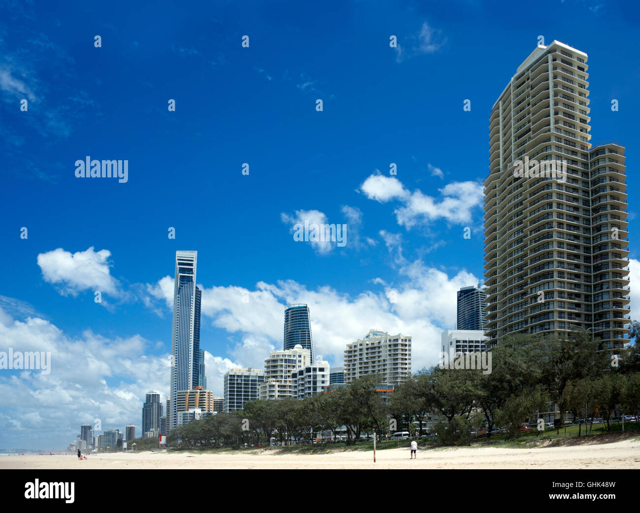 Surfers Paradise Beach con i moderni grattacieli Gold Coast di Queensland in Australia Foto Stock