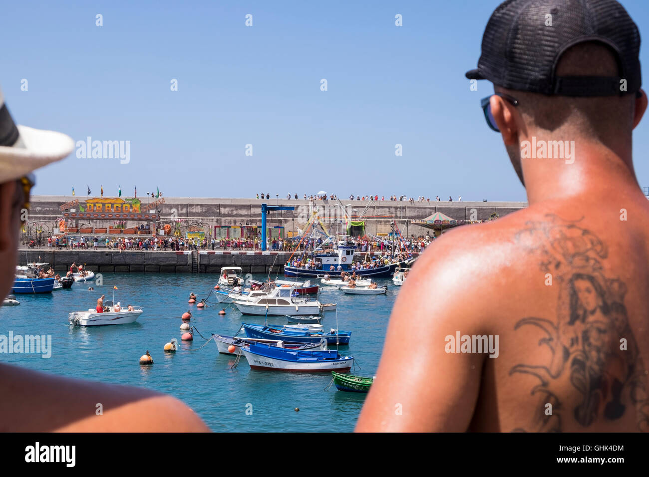 Imbarco della Madonna, Nuestra Señora del Carmen su di una barca da pesca guardato da un giovane uomo con tatuaggio della vergine e Foto Stock