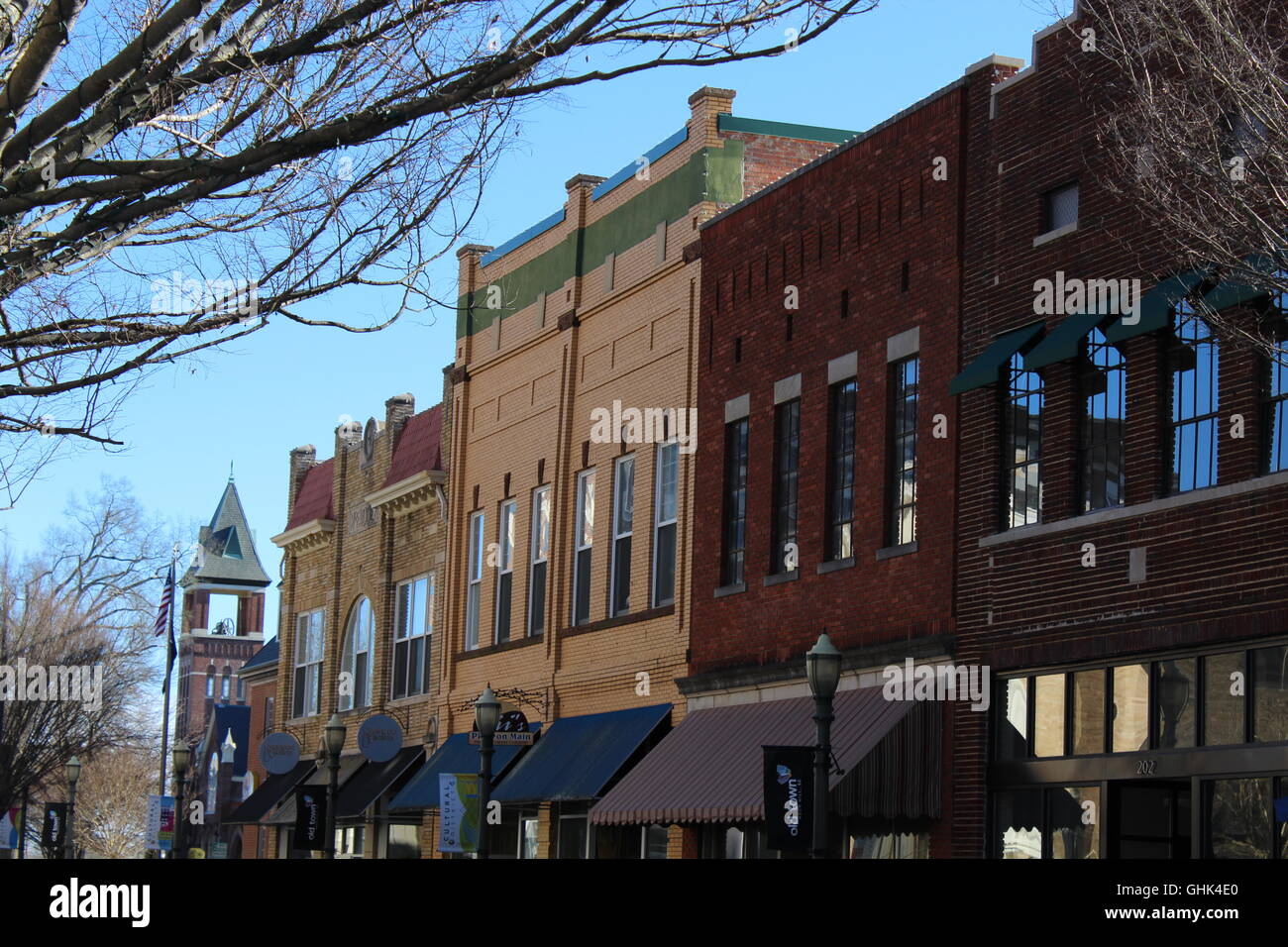 Vista di diversi edifici sulla strada principale di Rock Hill, Carolina del Sud Foto Stock