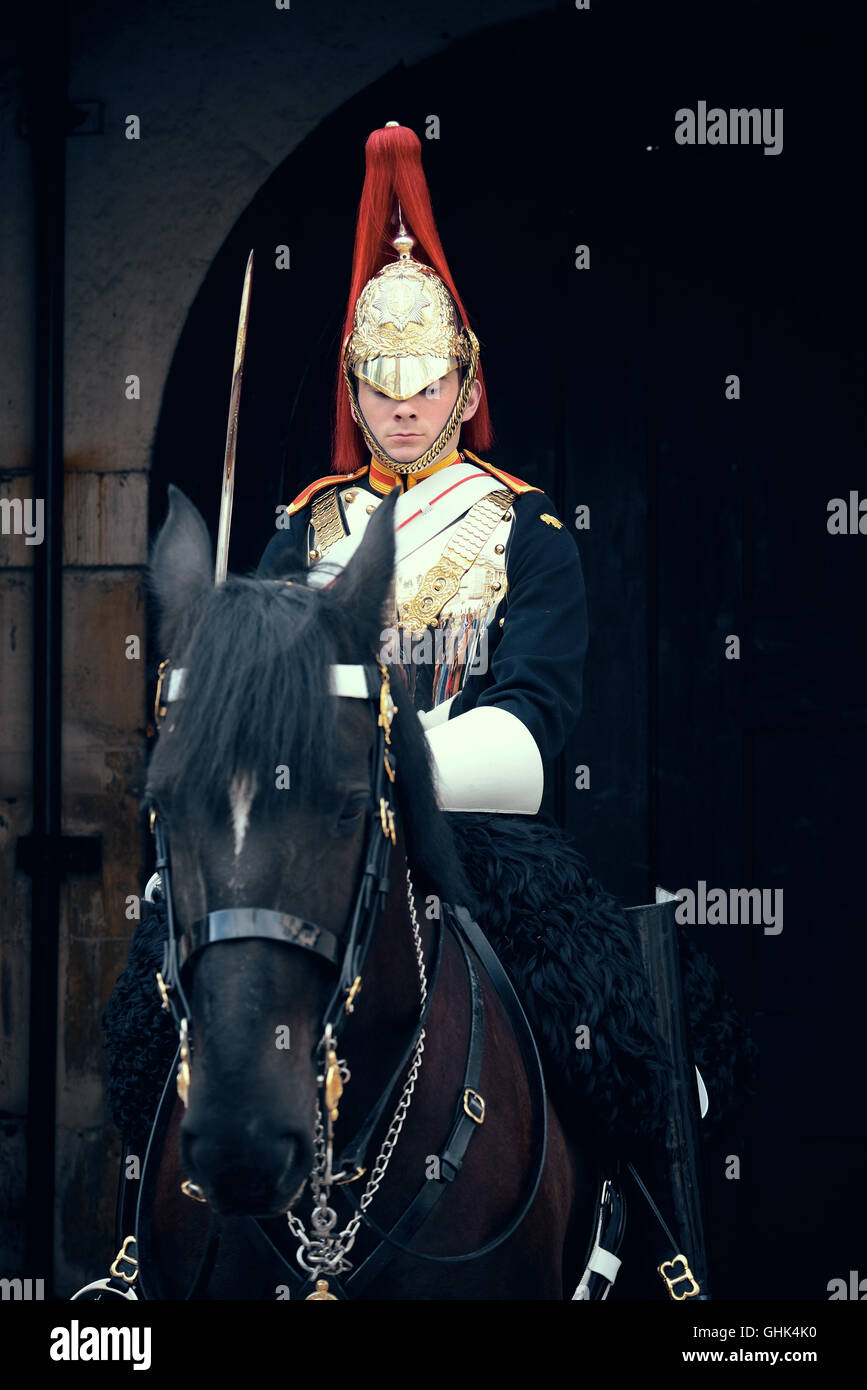LONDON, Regno Unito - Sep 27: Trooper di Blues e Royals su cavallo al horse guard parade il 27 settembre 2013 a Londra, Regno Unito. Il Blues e il Royals è uno dei due più alti reggimenti dell'Esercito britannico Foto Stock