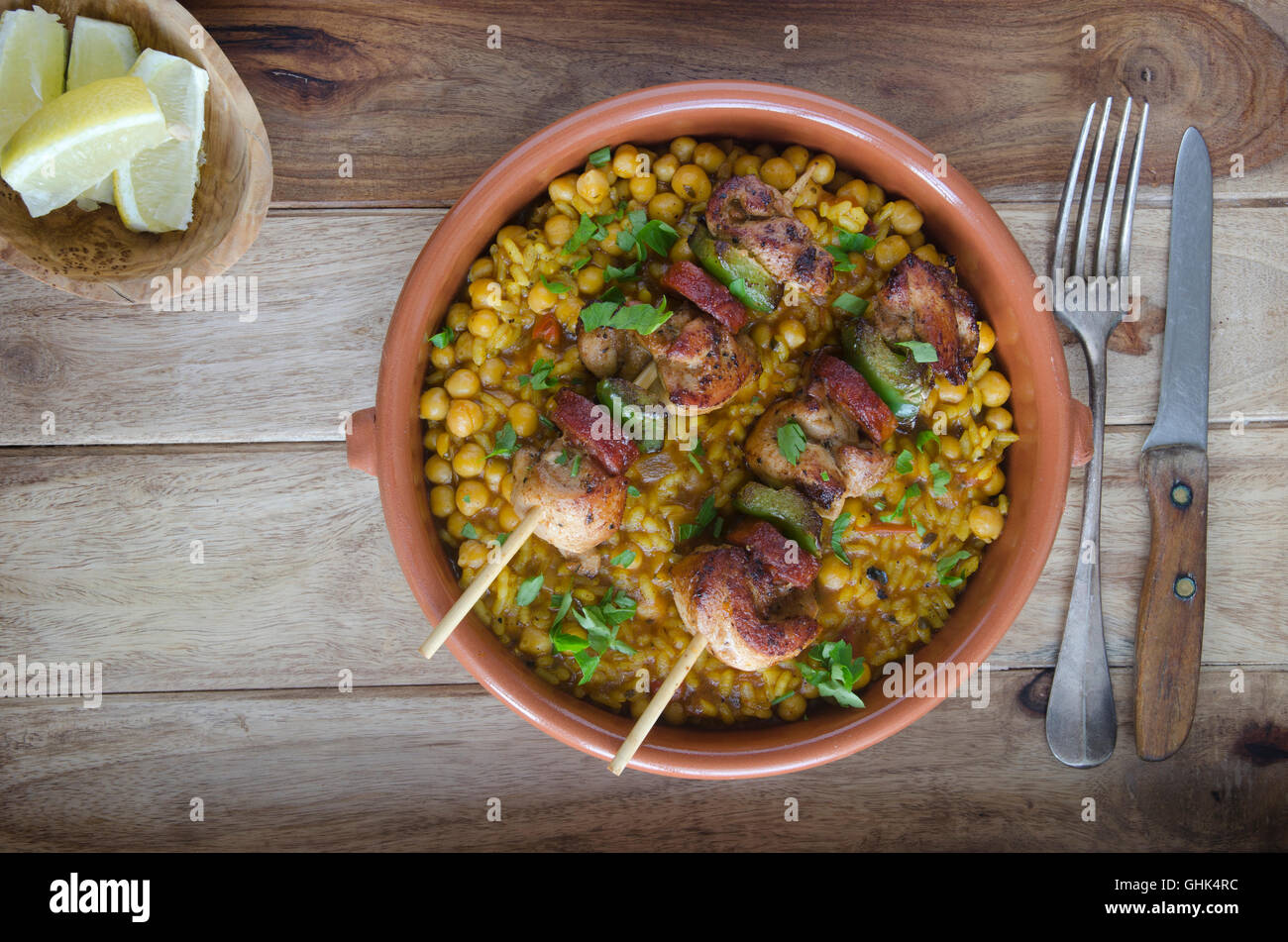 Il pollo e il chorizo spiedini con la paella di riso stile Foto Stock