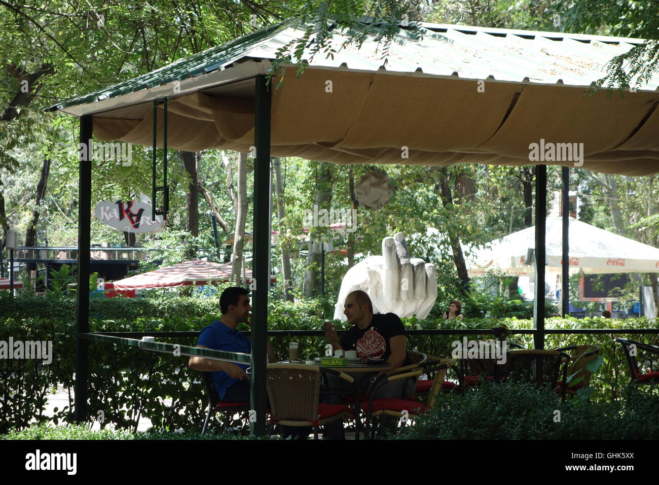 Cafe Yerevan, stagliano figure contro mani gigante memorial a Armeno amicizia italiana 1967 Foto Stock