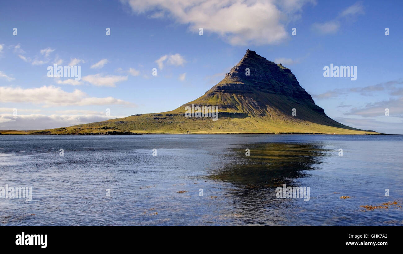 Montare Kirkjufell fronte orientale dal villaggio di Grundarfjordur nella penisola di Snaefellsnes, West Islanda. Foto Stock