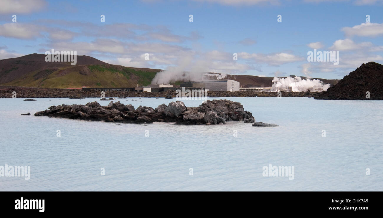 Laguna Blu (Blaa Lonid) e la centrale geotermica di Svartsengi in Reykjanes, Islanda. Foto Stock