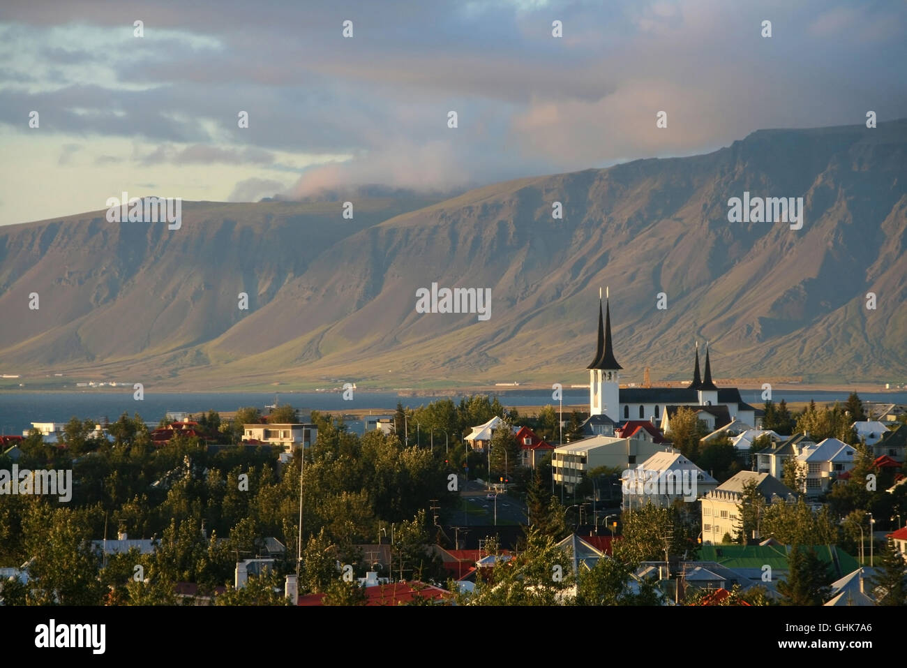 Panoramica della città di Reykjavik con il Esja mountain range in background, Islanda. Foto Stock