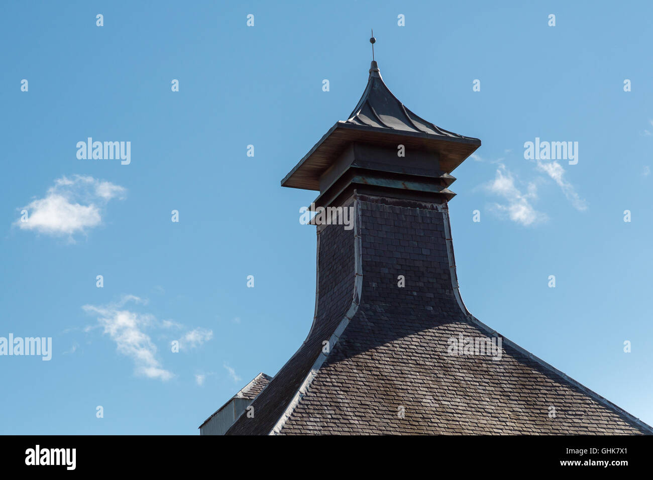 Pagoda ventilato tetto da un whisky scozzese distilleria. Foto Stock