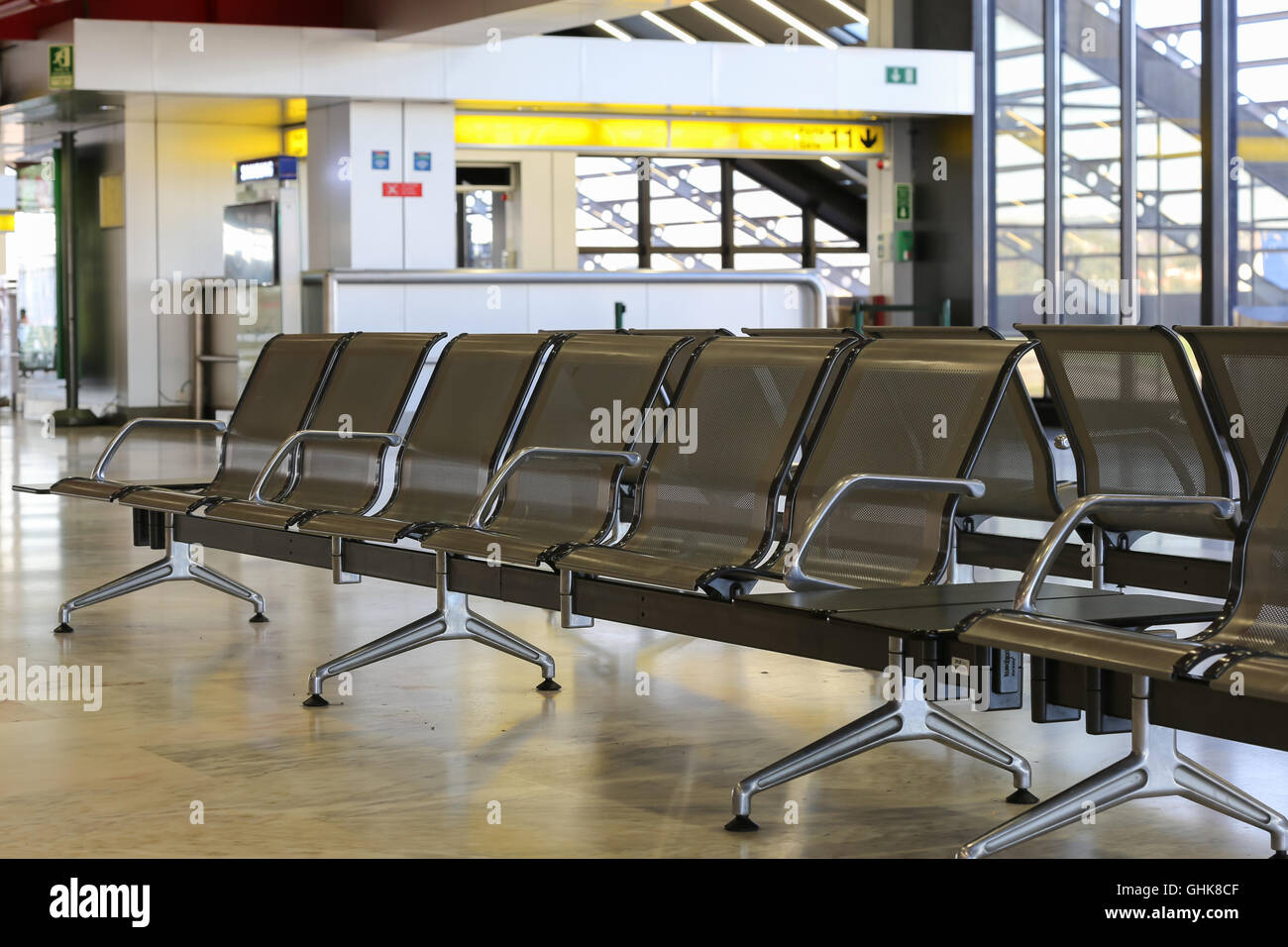 Banchi vuoti all'aeroporto di Lisbona area di attesa Foto Stock