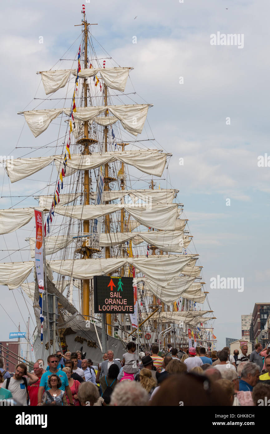 La gente visita il tall ships presso il dock a vela Amsterdam 2015 evento. Foto Stock