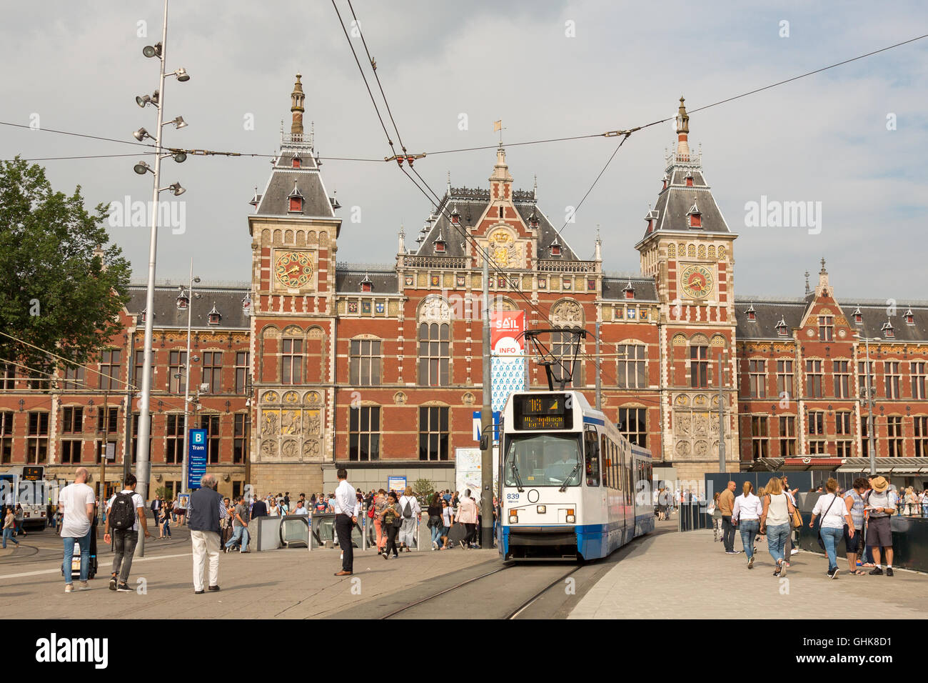 Un tram di Amsterdam vicino alla stazione centrale. Foto Stock