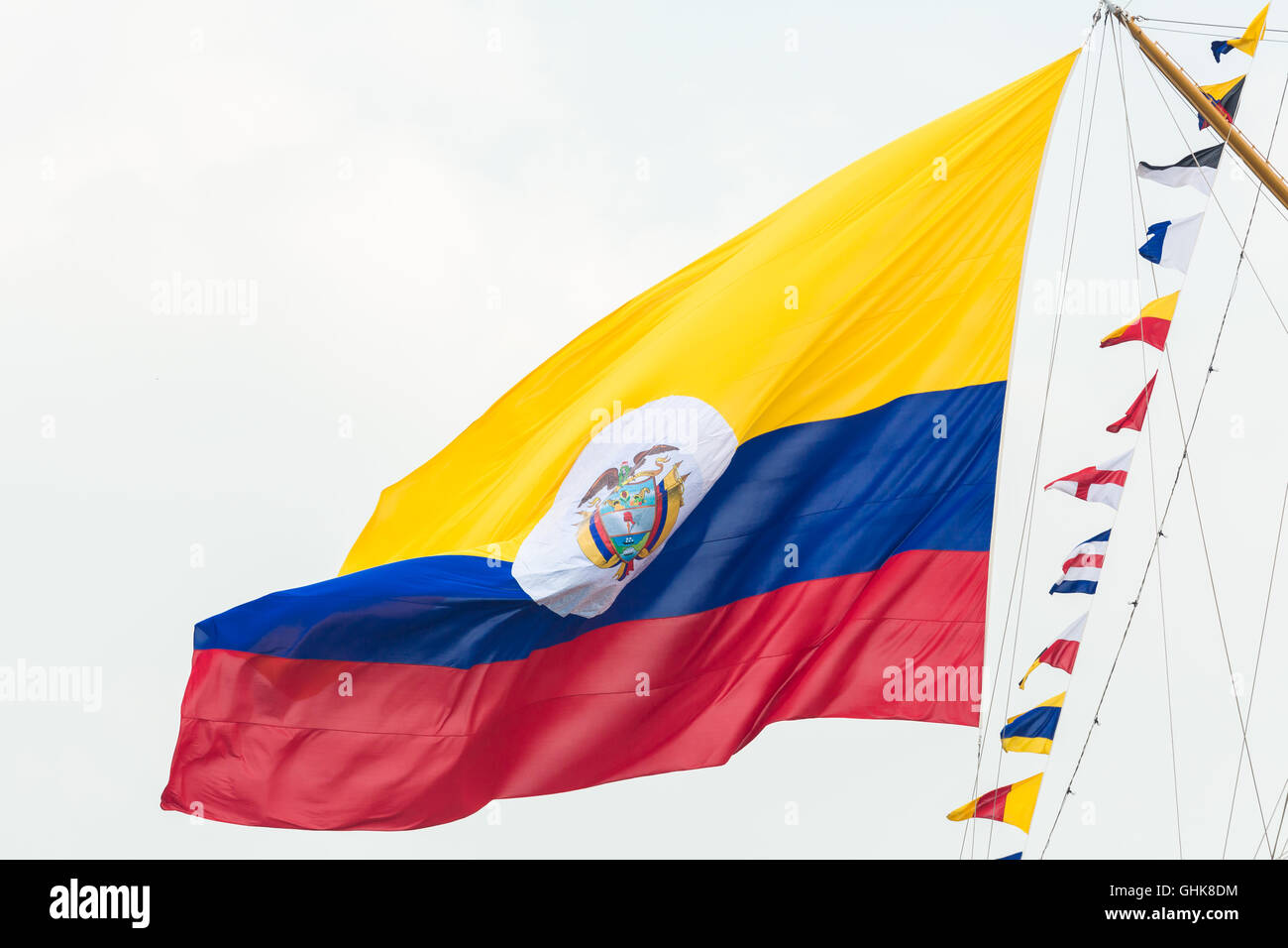 Bandiera colombiana e bandiere navale presso il colombiano tallship ARC Gloria battenti nel vento Foto Stock