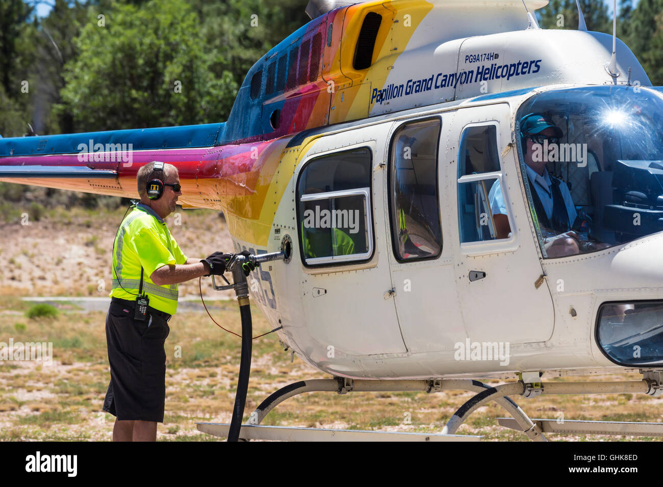 Tusayan, Arizona - un lavoratore carburanti un giro turistico in elicottero al Grand Canyon National Park Airport. Foto Stock