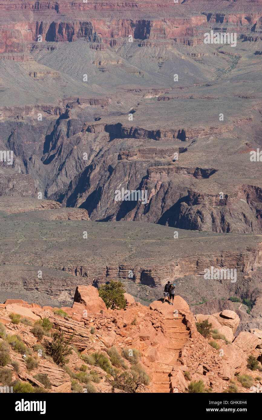 Parco Nazionale del Grand Canyon, Arizona - un giovane prende un selfie mentre le escursioni su South Kaibab Trail. Foto Stock