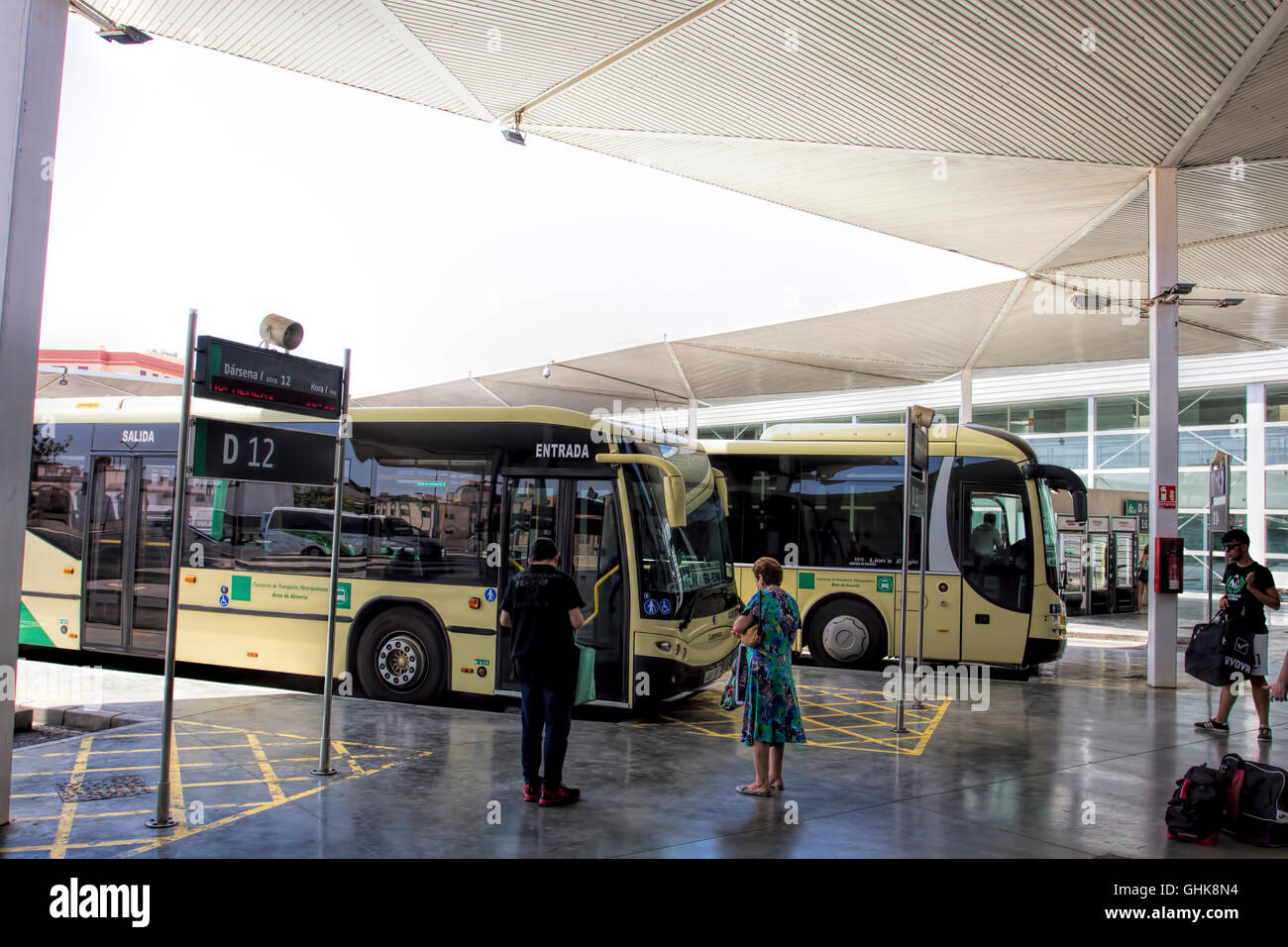 Pullman parcheggiato fino ad Almeria autobus e treno stazione intermodale, Spagna Foto Stock