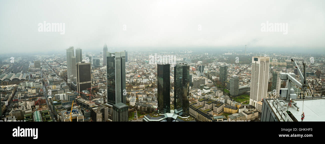 Città skyline di Francoforte nella nebbia Foto Stock