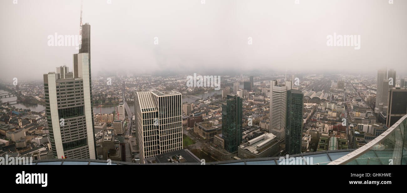 Città skyline di Francoforte nella nebbia Foto Stock