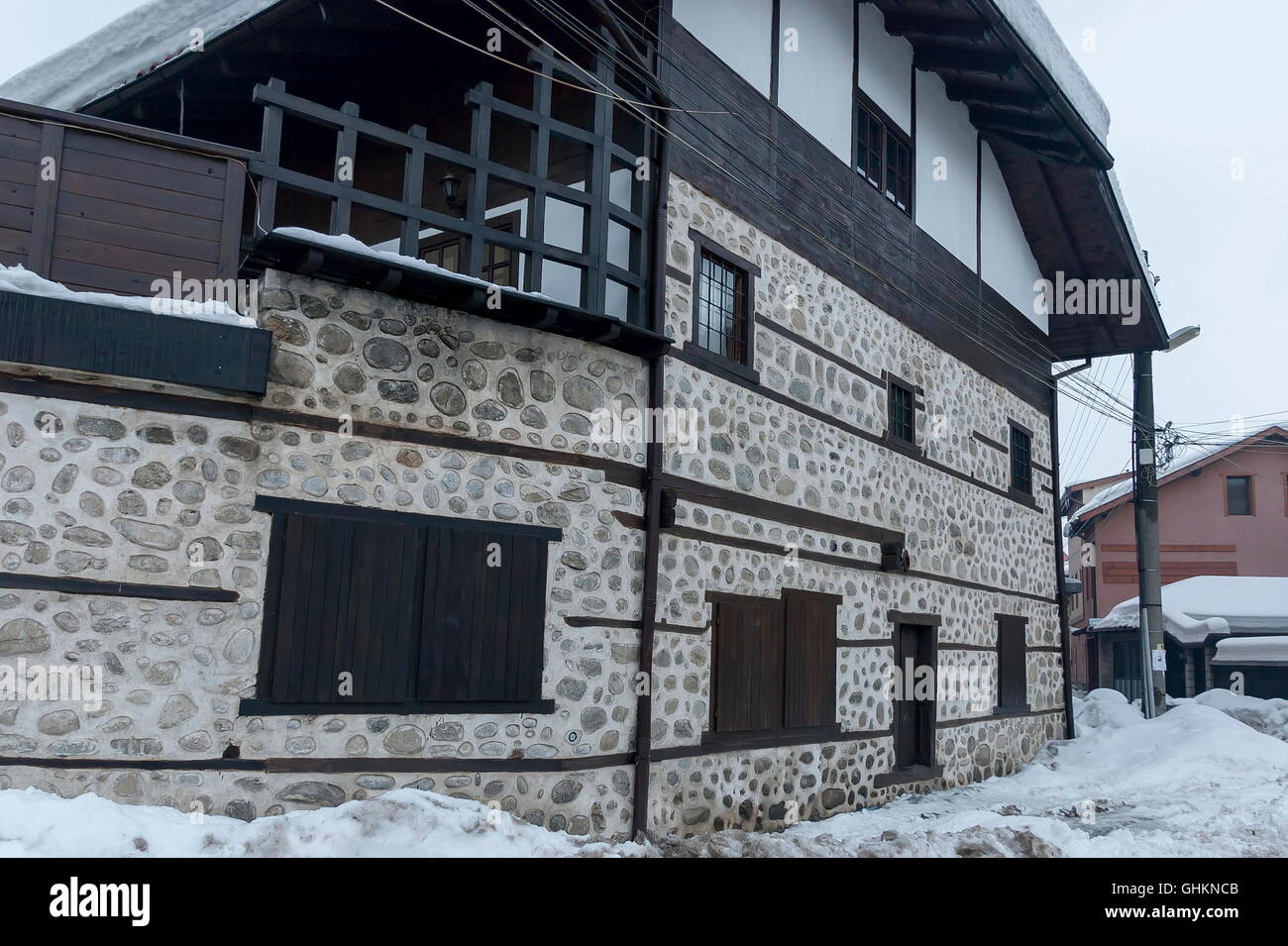 Strada con casa nel quartiere residenziale in inverno nella città di Bansko, Bulgaria Foto Stock