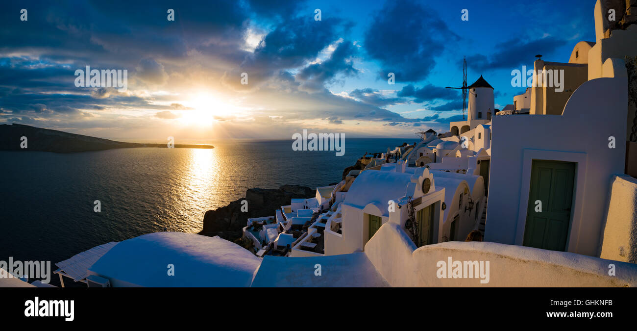 Splendido panorama al tramonto nel villaggio di Oia - Santorini, Grecia Foto Stock
