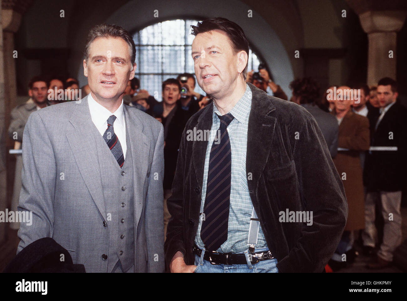 David Voss (ROBERT ATZORN) steht für Recht und Gesetz - unbestechlich und unerbittlich. Mit Lutz Krieger (JÖRG GUDZUHN), leitender Hauptkommissar, hat er es geschafft, einige hochkarätige Wirtschafts-leute auf die Anklagebank zu bringen. Doch die Klage wird fallengelassen und jetzt beginnt für David Voss ein Wettlauf mit der Zeit. Regie: Wolfgang Dickmann aka. Thriller Zweiteiliger Foto Stock