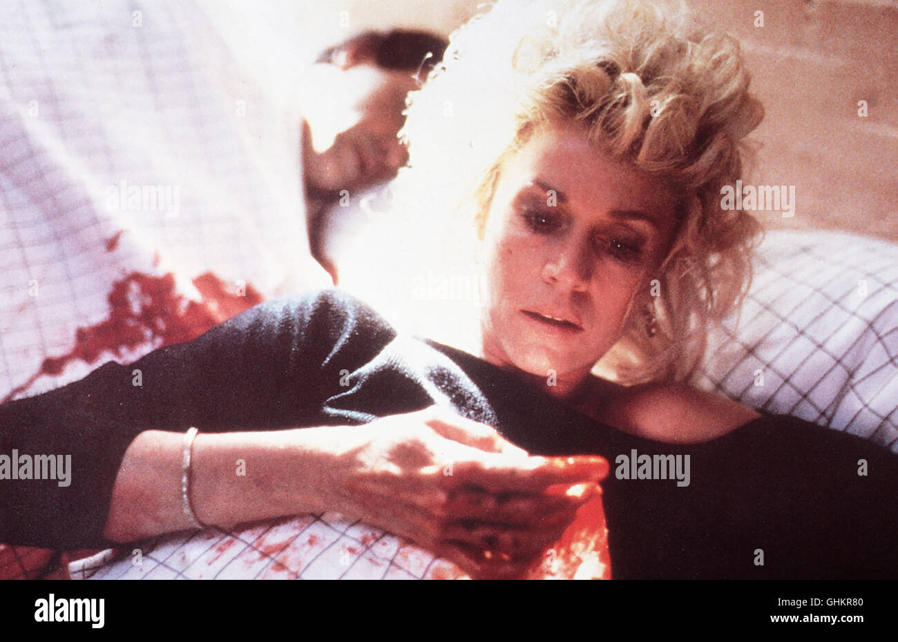 Nach einer wieder mal durchzechten Nacht wacht die Schau-spielerin Alex Sternbergen (Jane Fonda) reichlich verkatert in einem fremden Bett auf. Neben ihr ein unbekannter Mann - tot, Mit einem Küchenmesser in der Brust. Regie: Sidney Lumet aka. La mattina dopo Foto Stock