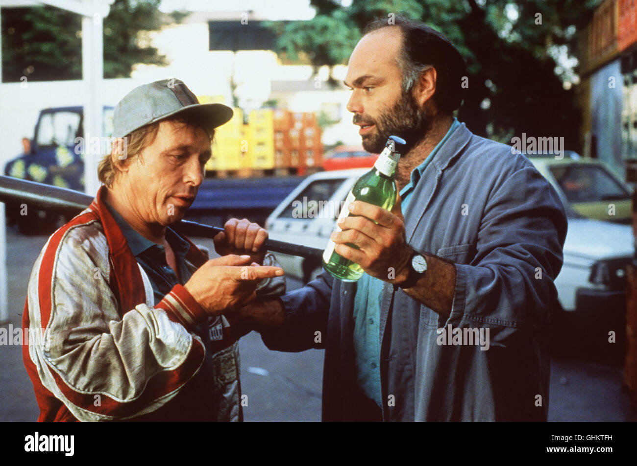 Folge: Feiglinge töten nicht Matula (CLAUS-THEO GÄRTNER) nimmt Kontakt mit dem Getränkehändler (LUDGER BURMANN) auf der seinerzeit von dem Angeklagten Olaf Beier überfallen worden ist. aka. Feiglinge töten nicht Foto Stock