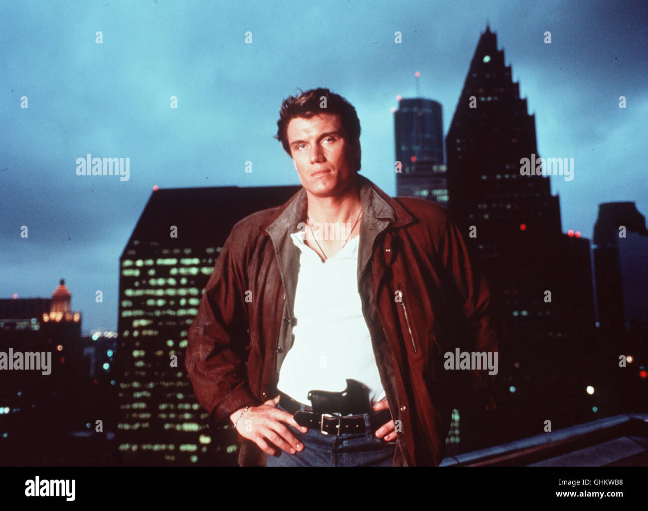 Undercover-Cop Jackie Caine (DOLPH LUNDGREN) aus Los Angeles steht kurz vor dem größten Fang sciabiche Lebens. Aber der Drogenboss Victor Manning, der ihm in die Falle gehen sollte, ist längst vorbereitet. Er geht zwar auf den Scheindeal ein und verkauft den Stoff un einen Polizisten, läßt diesen dann aber kaltblütig erschießen... Regie: Craig R. Baxley aka. Dark Angel Foto Stock