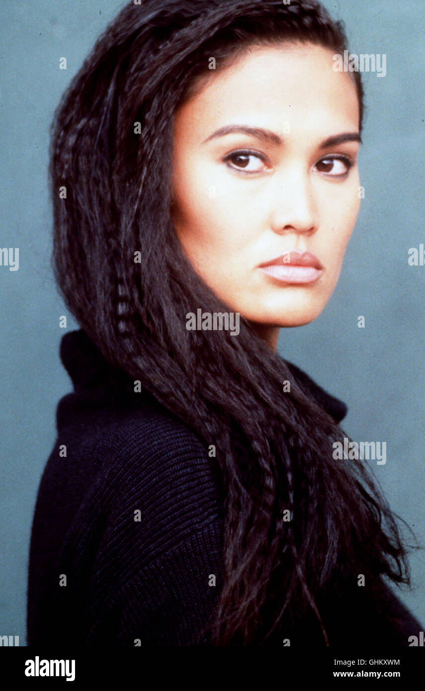 Bei der Einweihung des Nakamoto-Gebäudes in Los Angeles wird ein ermordetes Fotomodell aufgefunden. Mit dem Japan-Kenner John Connor nimmt der Web Cob Smith den Fall auf. Der Mordfall nimmt bald ungeahnte politische Dimensionen un. Bild: TIA CARRERE (Jingo Asakuma) Regie: Philip Kaufman aka. Rising Sun Foto Stock