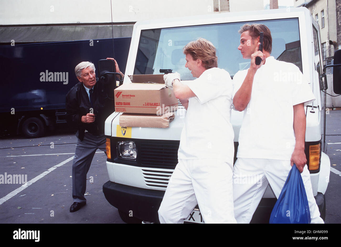 Zum 75. Geburtstag von Günter Pfitzmann Eigentlich hat sich Röper seinen letzten Tag anders vorgestellt. Da ein Fahrer ausfällt, schwingt er sich nochmal auf den Bock. Doch es kommt zu einen Überfall auf den Geld-transporter. Szene: GÜNTER PFITZMANN, BOB HIRSCH, FABIAN HARLOFF Regie: Ralf Gregan Foto Stock