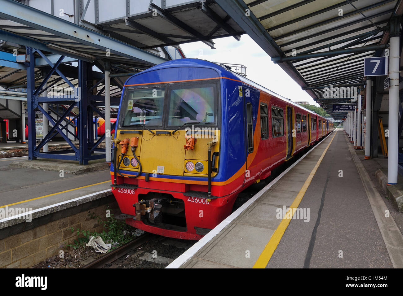 Dipinto recentemente rinnovato e a sud-ovest di treni 456 di classe a Guildford Station -1 Foto Stock