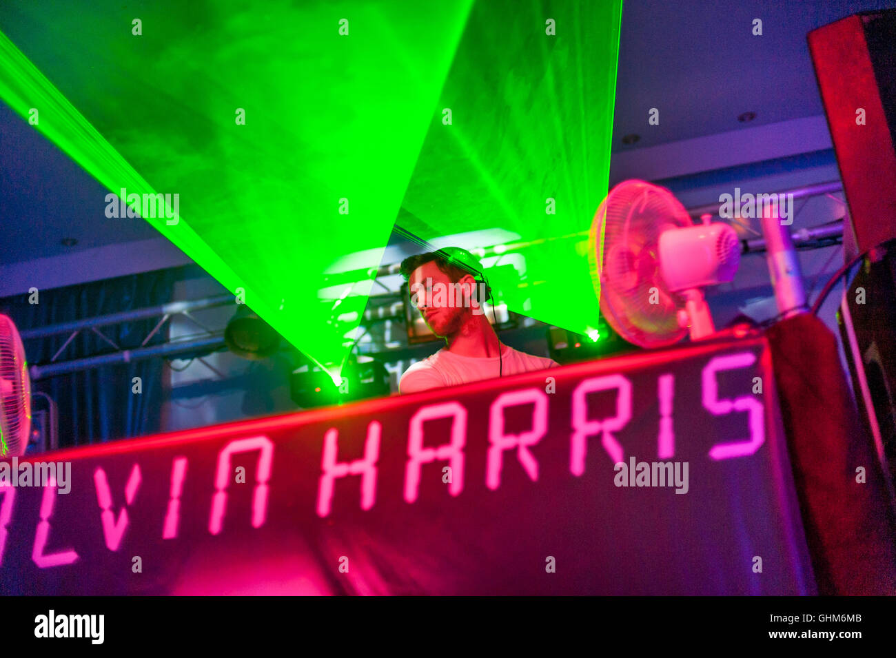 Una performance di DJ da Calvin Harris attirare folle a Brighton il Oceana Club. Foto Stock