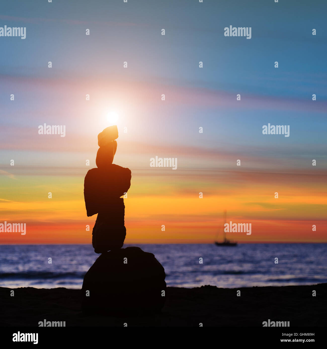 La piramide di pietra sul mare sullo sfondo del tramonto Foto Stock