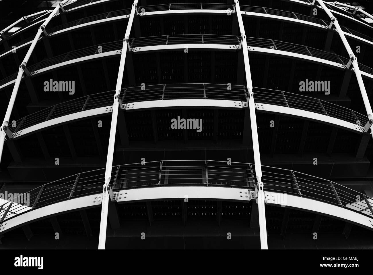 Round balcone futuristico di blocco residenziale di appartamenti sul Bankside vicino al Globe Theatre di Shakespeare e Millennium sposa i Foto Stock