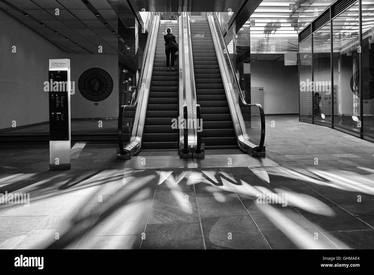 Donna che utilizza le scale mobili ad un nuovo cambiamento Shopping Centre di Londra Foto Stock