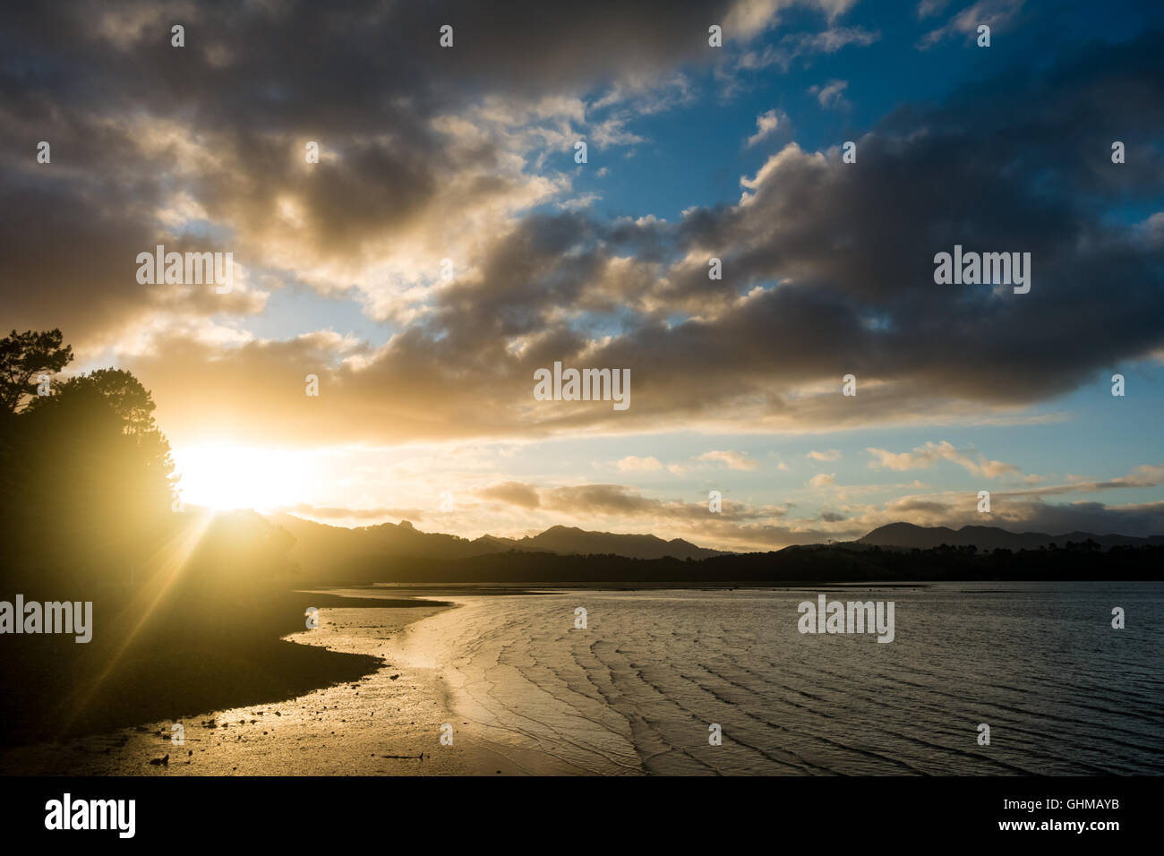 Sunrise in mare Bay Nuova Zelanda Foto Stock