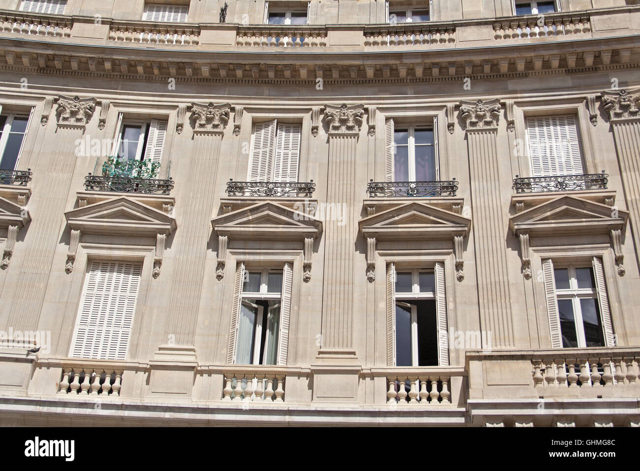 La vecchia casa con balconi e finestre in Parigi Francia Foto Stock
