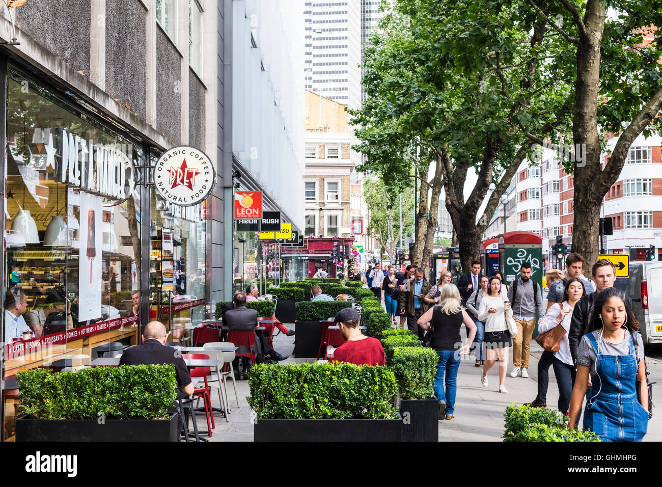 Mattina pendolari su Tottenham Court Road, Londra, Inghilterra, Regno Unito Foto Stock